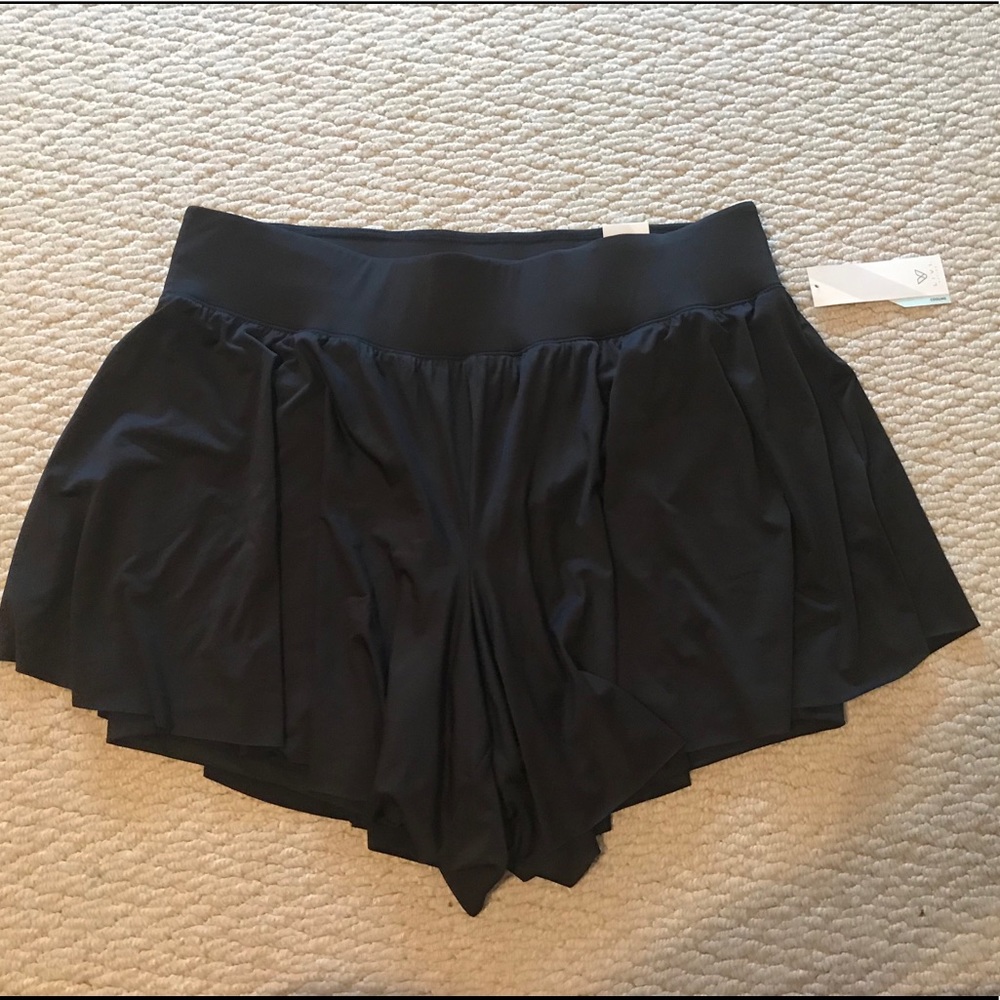 Livi active short NWT size 18/20